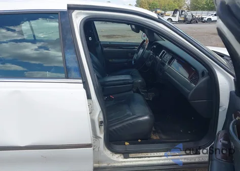 2010 Lincoln Town Car Signature Limited from USA, damaged, VIN 2LNBL8CV0AX626426